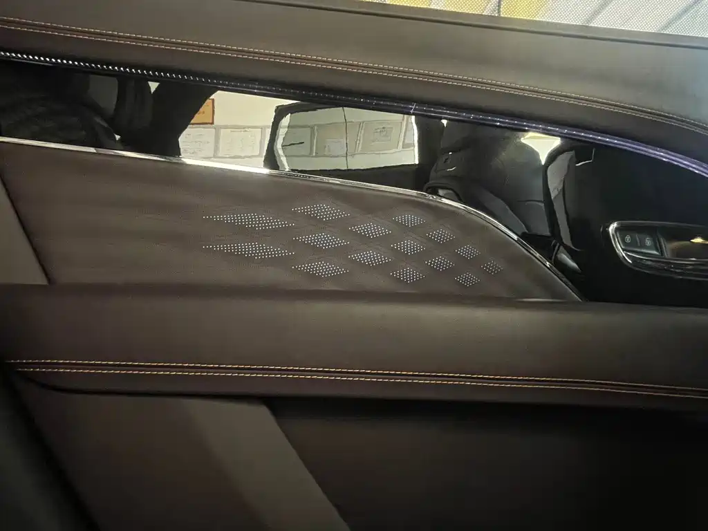 Bentley Bentayga — миниатюра 11