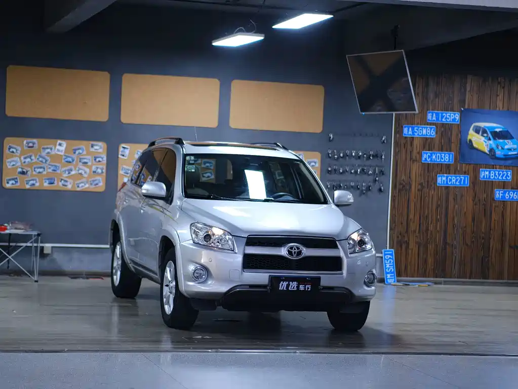 Toyota RAV4 — миниатюра 9