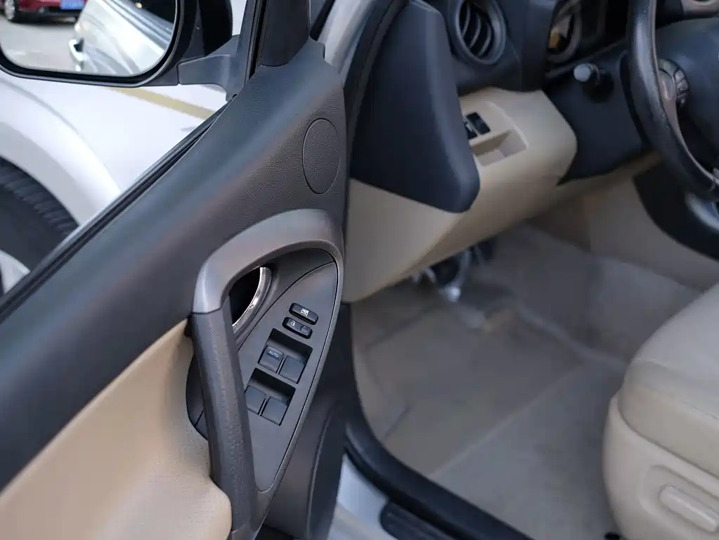 Toyota RAV4 — миниатюра 28