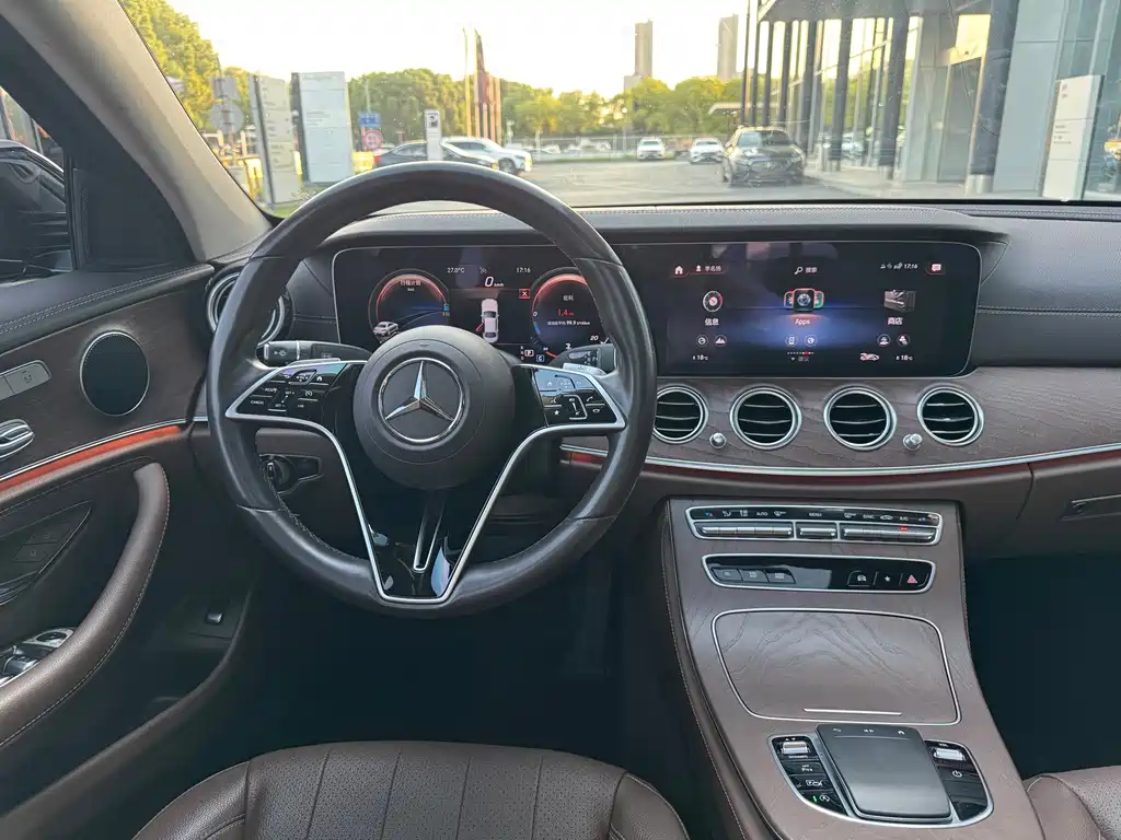 Mercedes-Benz E-Class — миниатюра 10