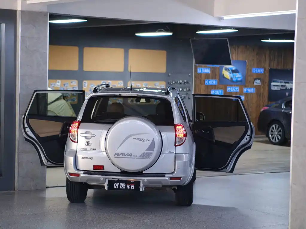 Toyota RAV4 — миниатюра 12