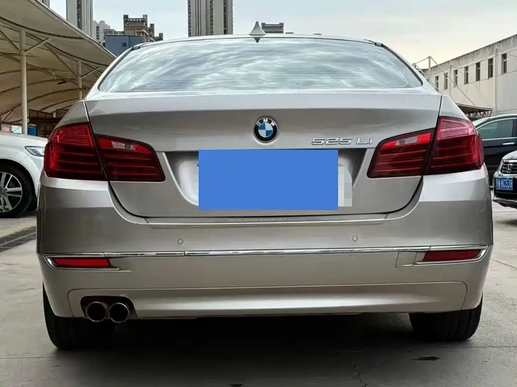 BMW 5 Series — миниатюра 8