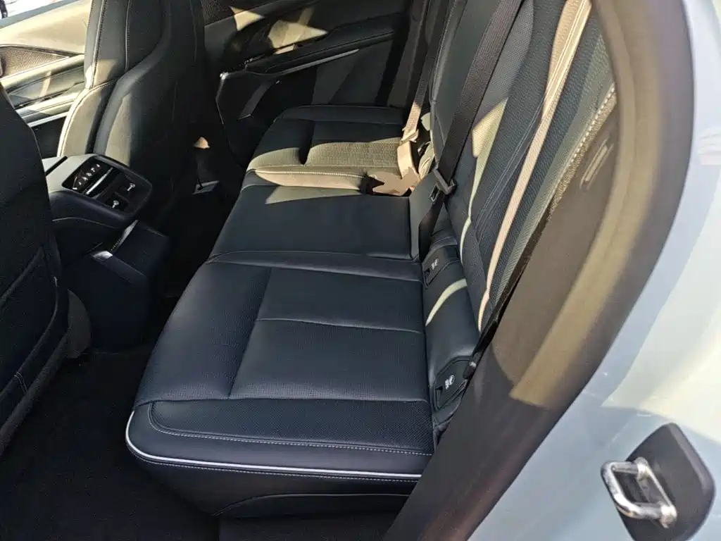 Cadillac Lyriq — миниатюра 17