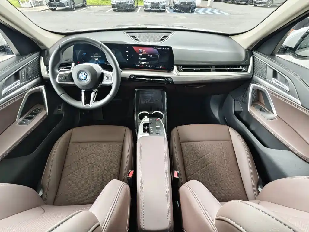 BMW iX1 — миниатюра 13