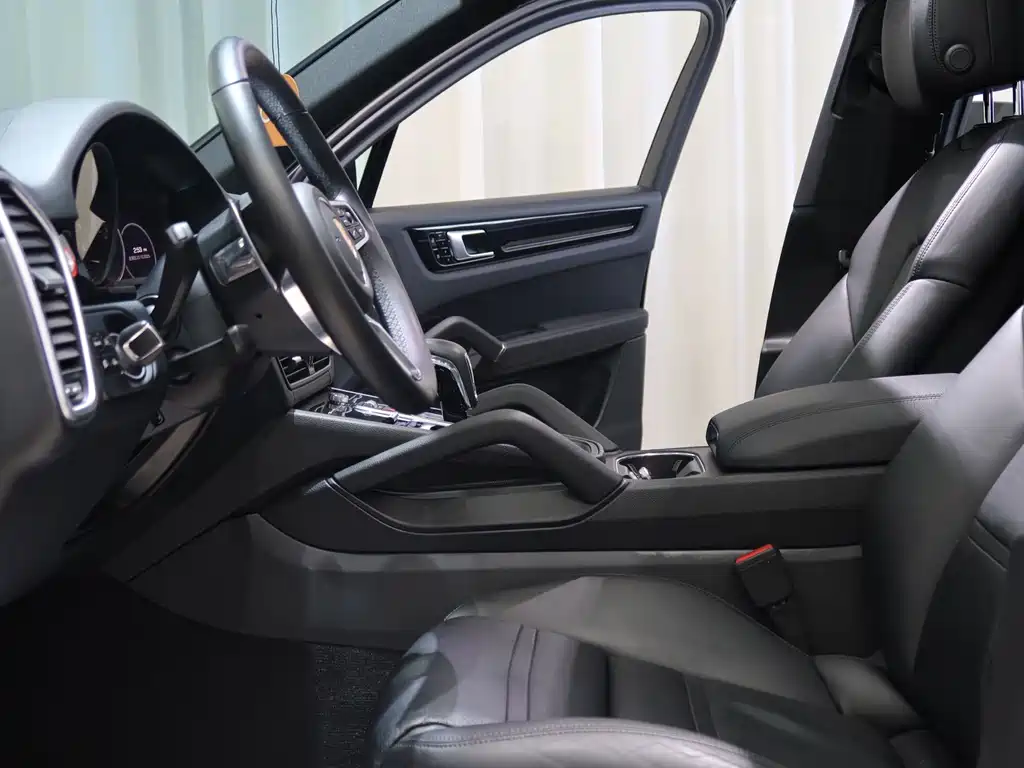 Porsche Cayenne — миниатюра 9