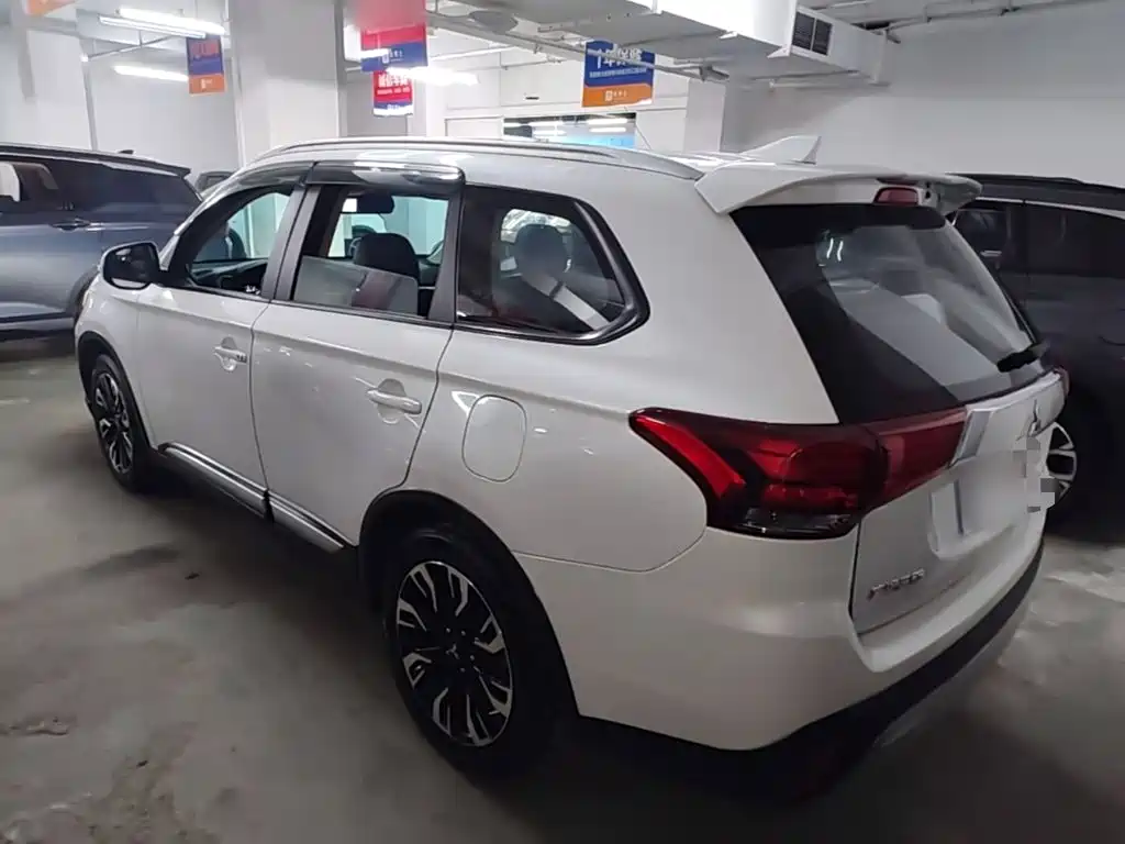 Mitsubishi Outlander — миниатюра 5