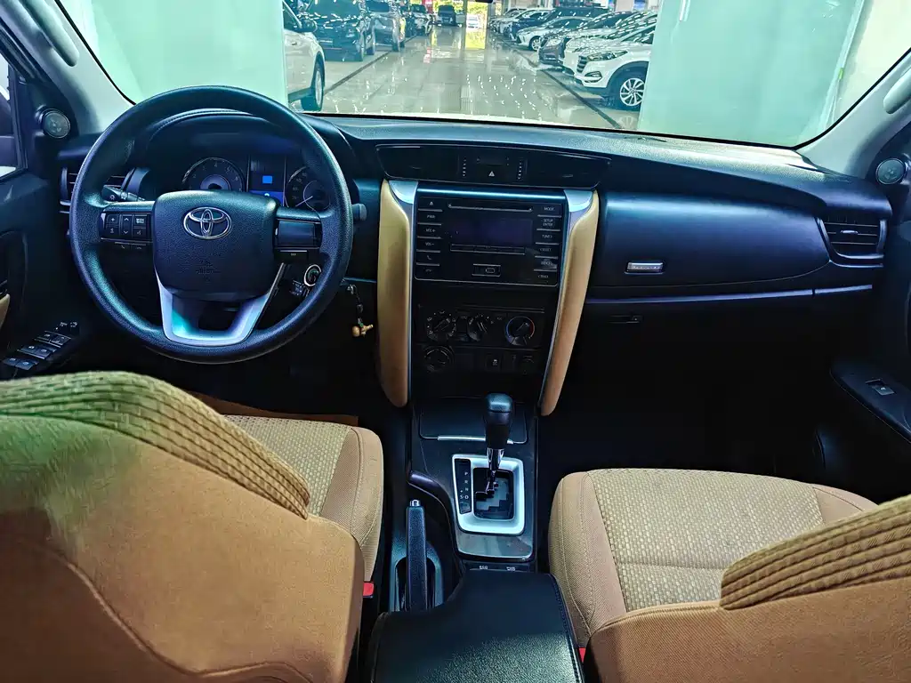Toyota Fortuner — миниатюра 13