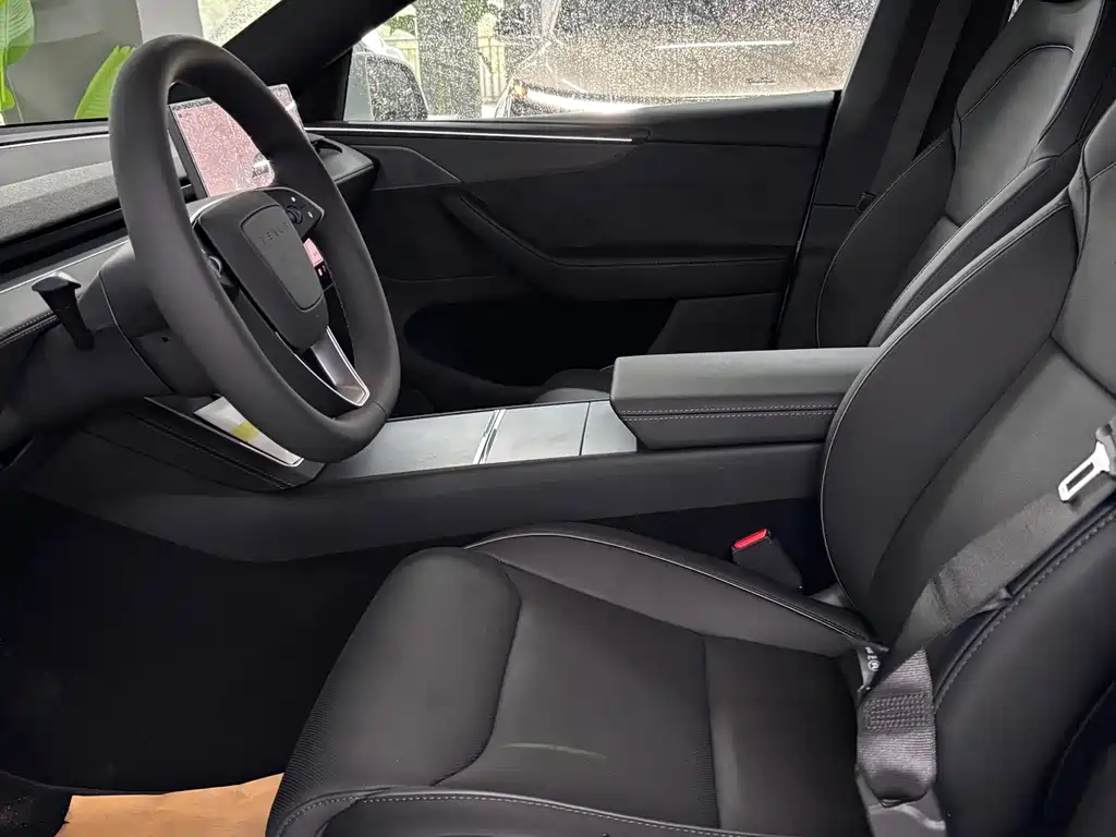 Tesla Model Y — миниатюра 3