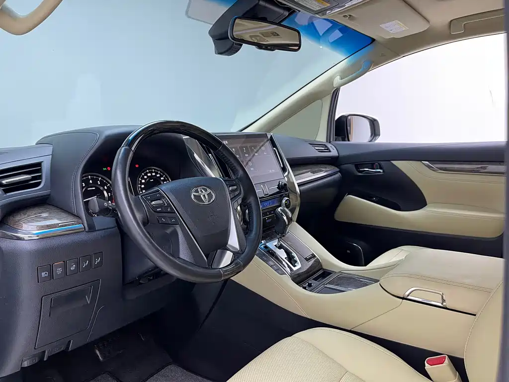 Toyota Alphard — миниатюра 4