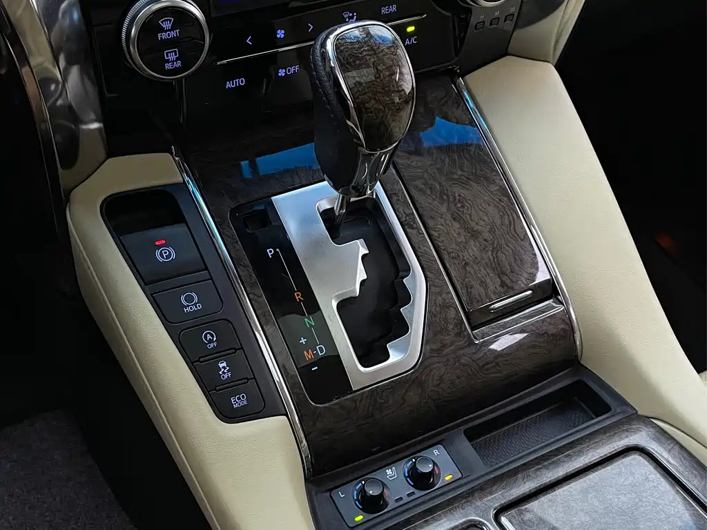 Toyota Alphard — миниатюра 13