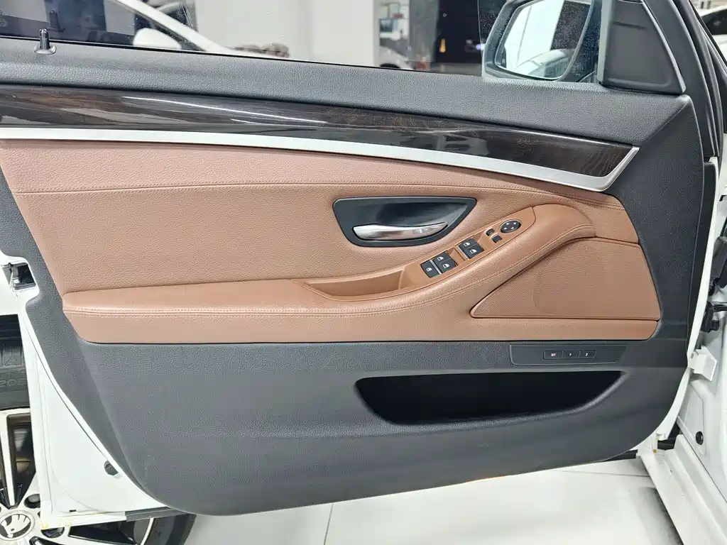 BMW 5 Series — миниатюра 14