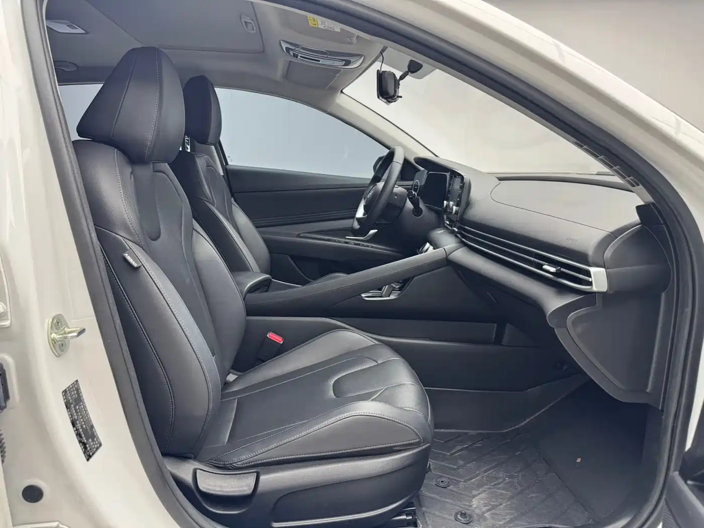 Hyundai Elantra 2023 Белый из Китая