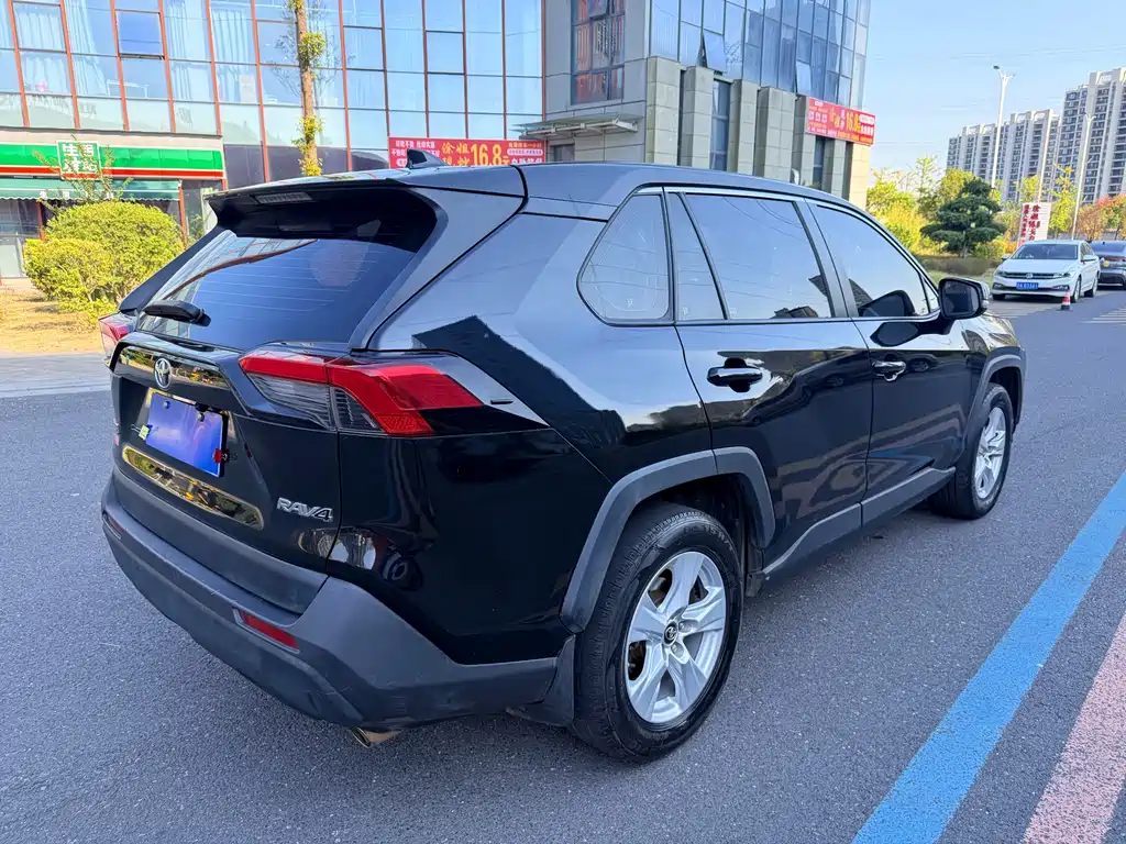Toyota RAV4 — миниатюра 6