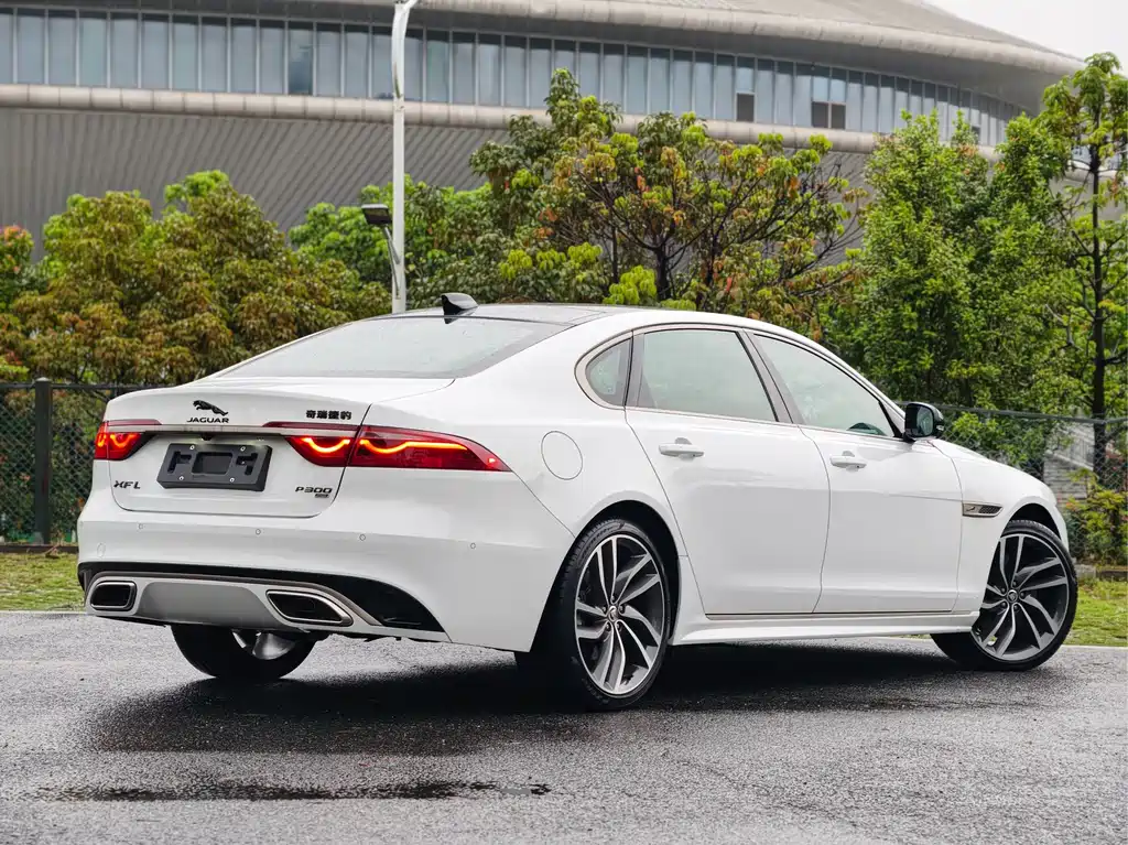 Jaguar XFL 2024 2.0T P300 Flagship Sport