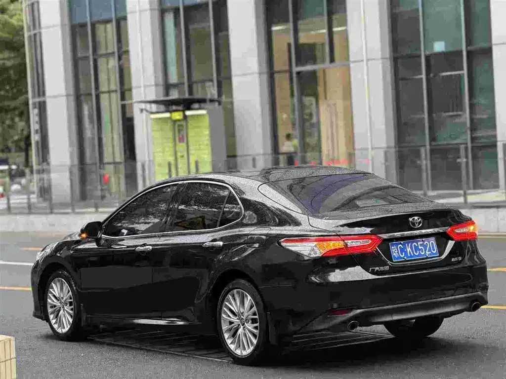 Toyota Camry — миниатюра 3