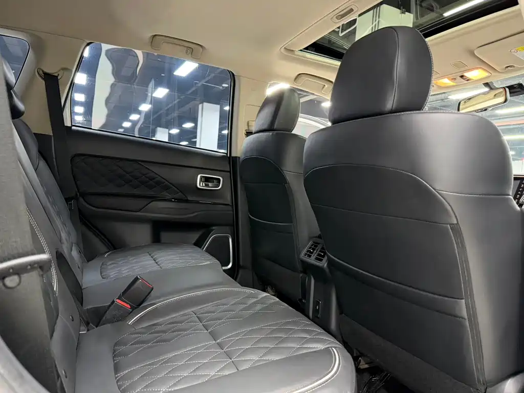 MITSUBISHI OUTLANDER