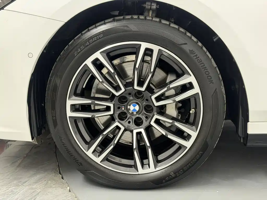 BMW 5 Series — миниатюра 23