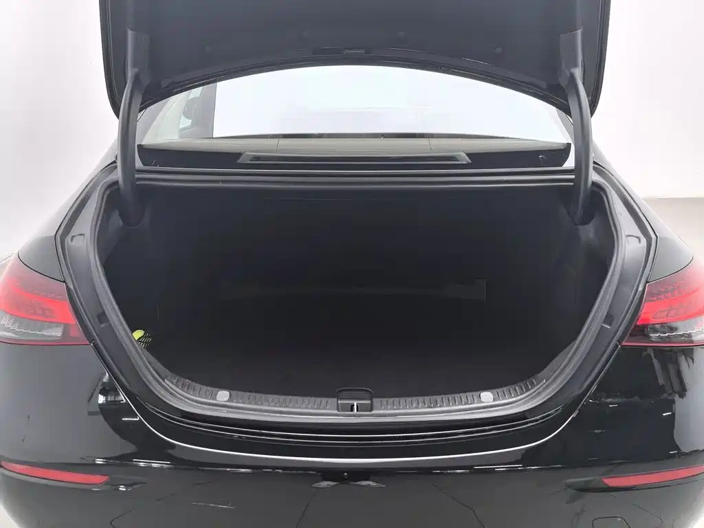 Mercedes-Benz E-Class — миниатюра 16