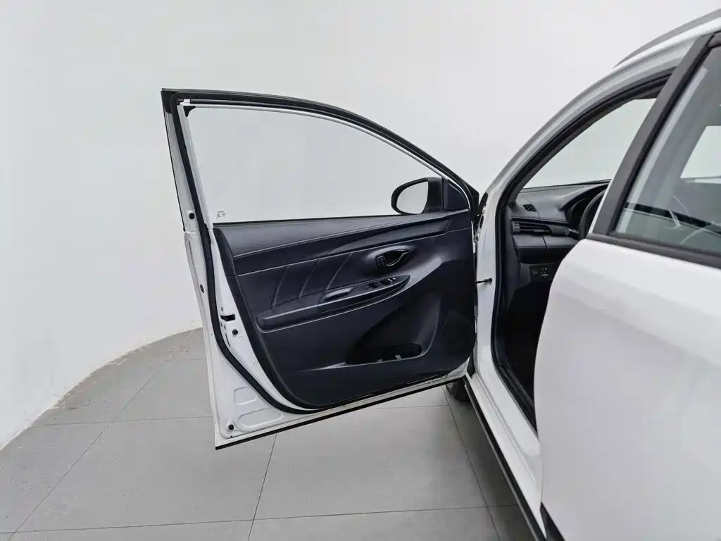 Toyota Yaris L — миниатюра 8