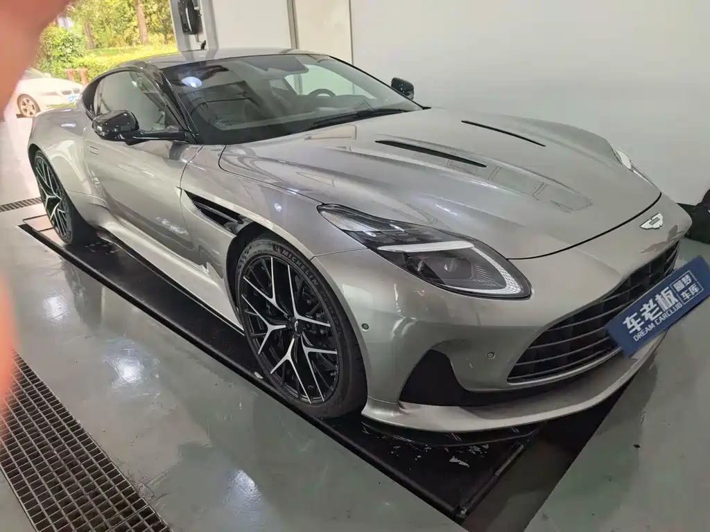 Aston Martin DB12 — миниатюра 2
