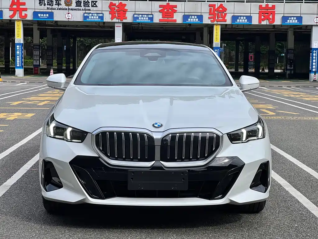 BMW 5 Series — миниатюра 4