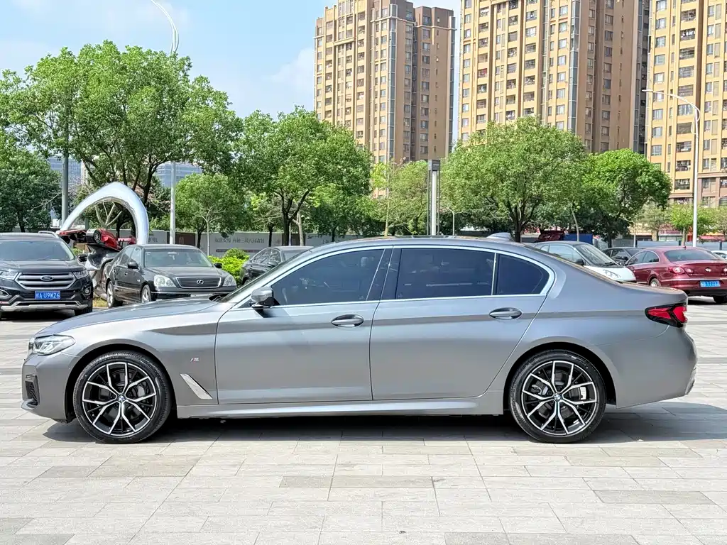 BMW 5 Series — миниатюра 4