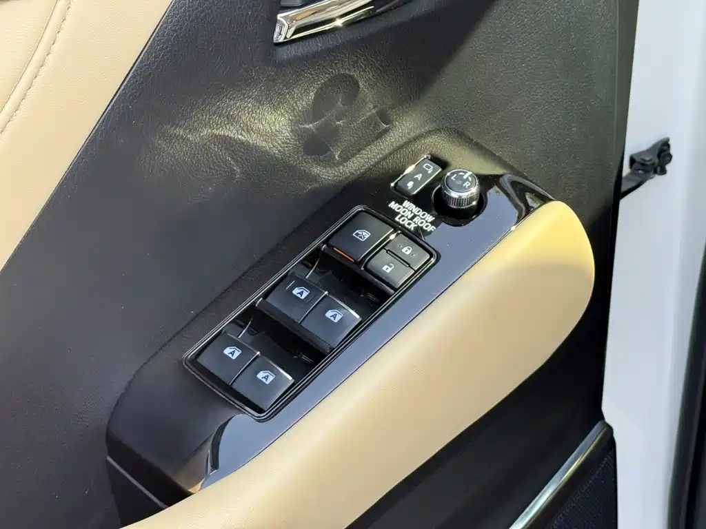 Toyota Alphard — миниатюра 16