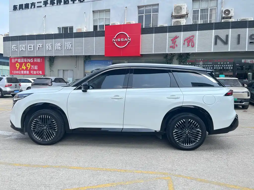 NISSAN EXPLORING THE LAND