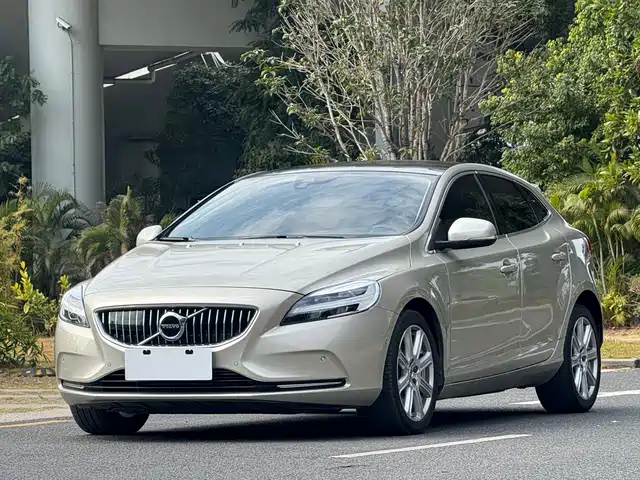volvo v40