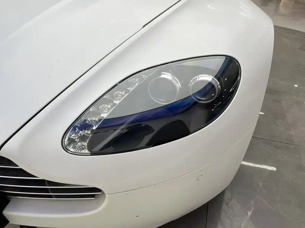 Aston Martin V8 Vantage — миниатюра 8