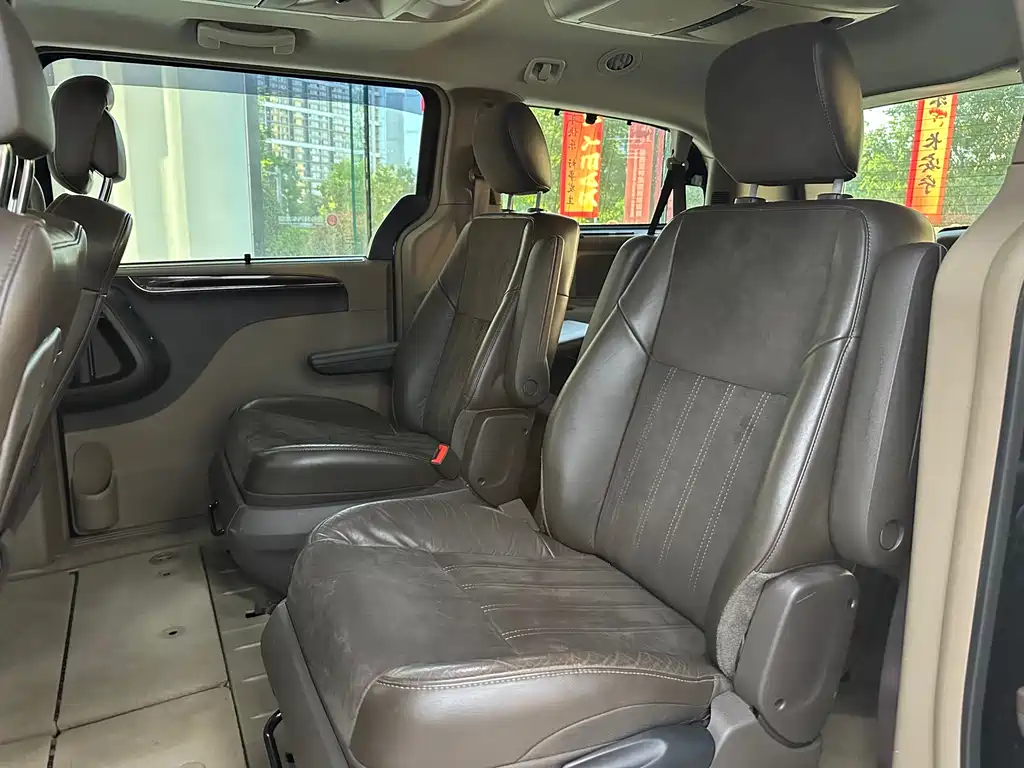 Chrysler Grand Voyager (Import) 3.6L Luxury Edition, фото 18