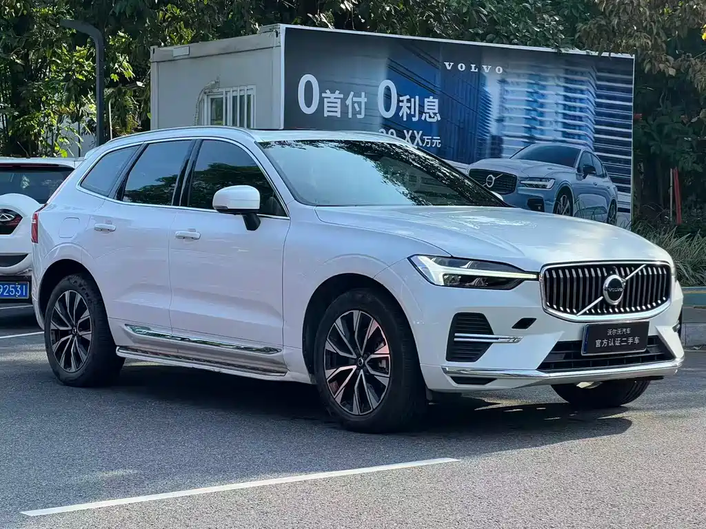 Volvo XC60 2023 B5 Luxury