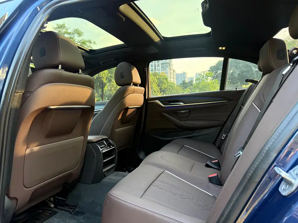 BMW 5 Series — миниатюра 12