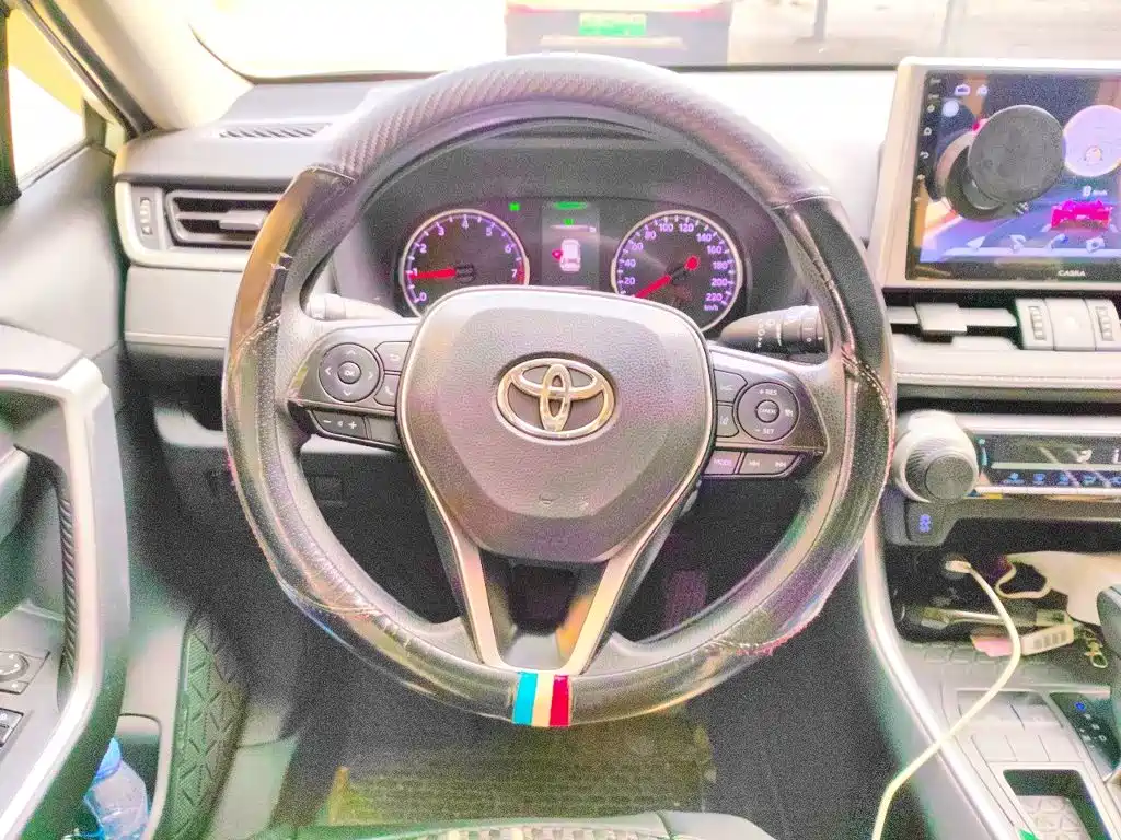 Toyota RAV4 — миниатюра 6