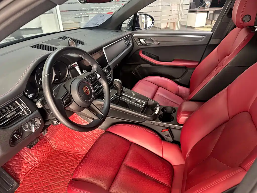 PORSCHE MACAN