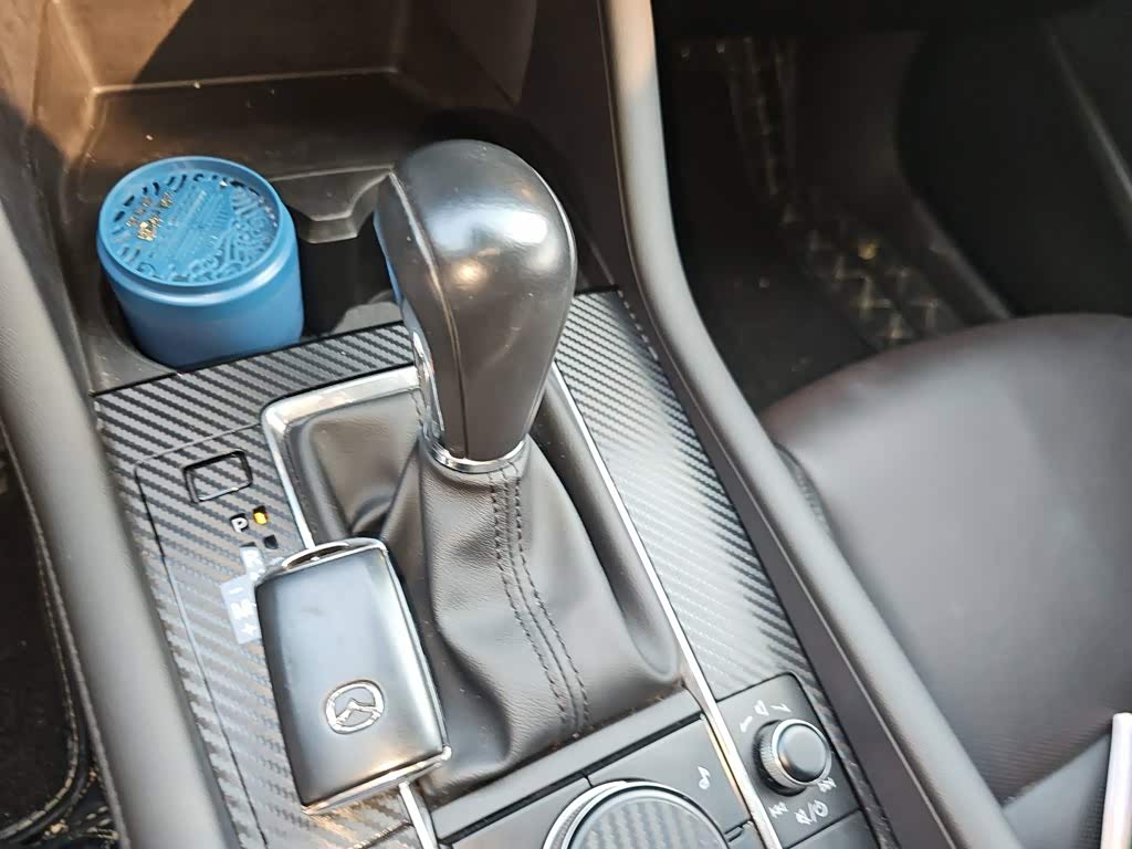 Mazda Mazda3 Axela 2.0 л 2022 г. Красно-фиолетовый, пробег 37300 км