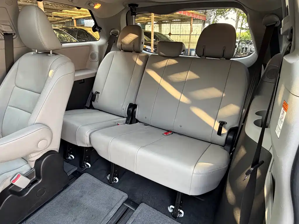 Toyota Sienna — миниатюра 14