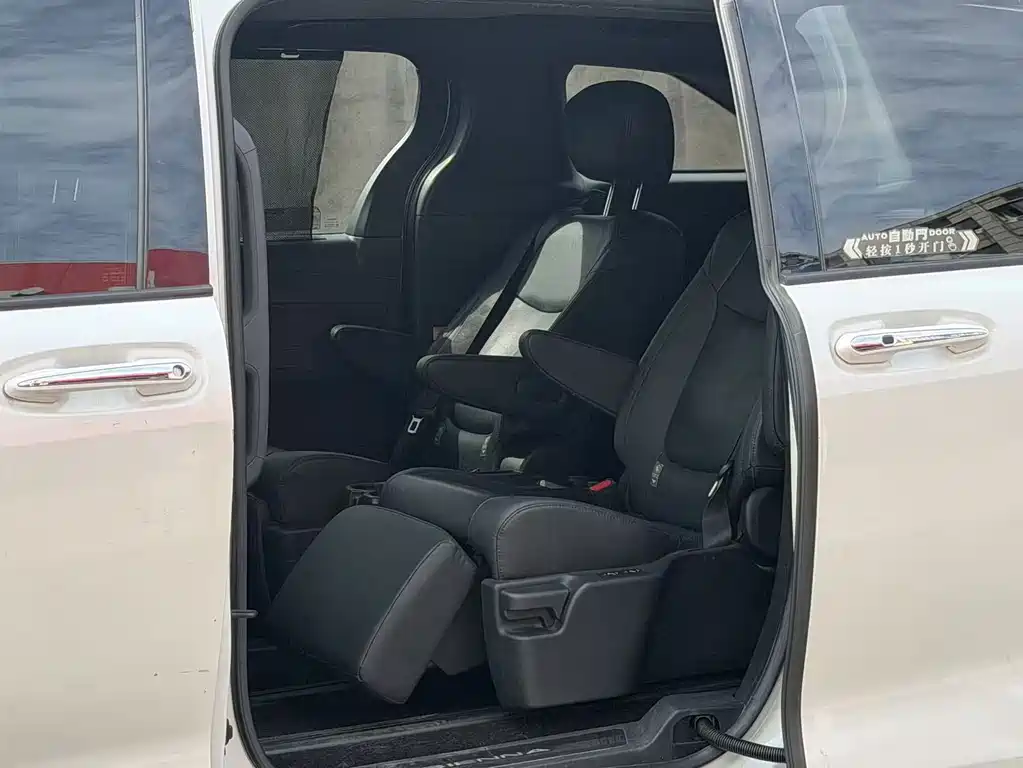 Toyota Sienna — миниатюра 6
