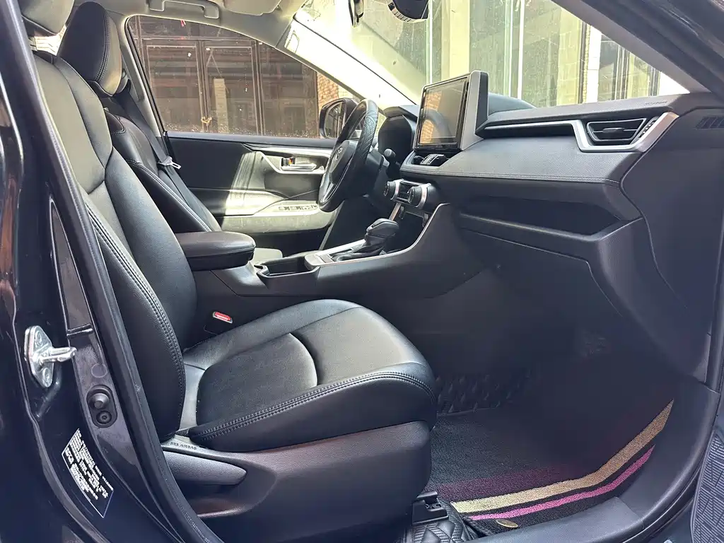Toyota RAV4 — миниатюра 9