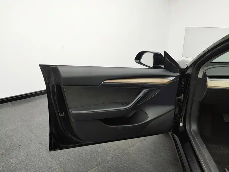 Tesla Model 3 — миниатюра 7