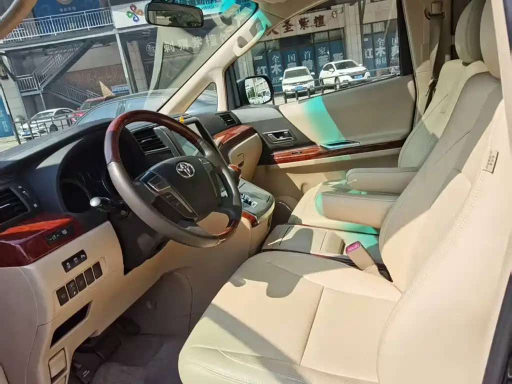 Toyota Alphard — миниатюра 8