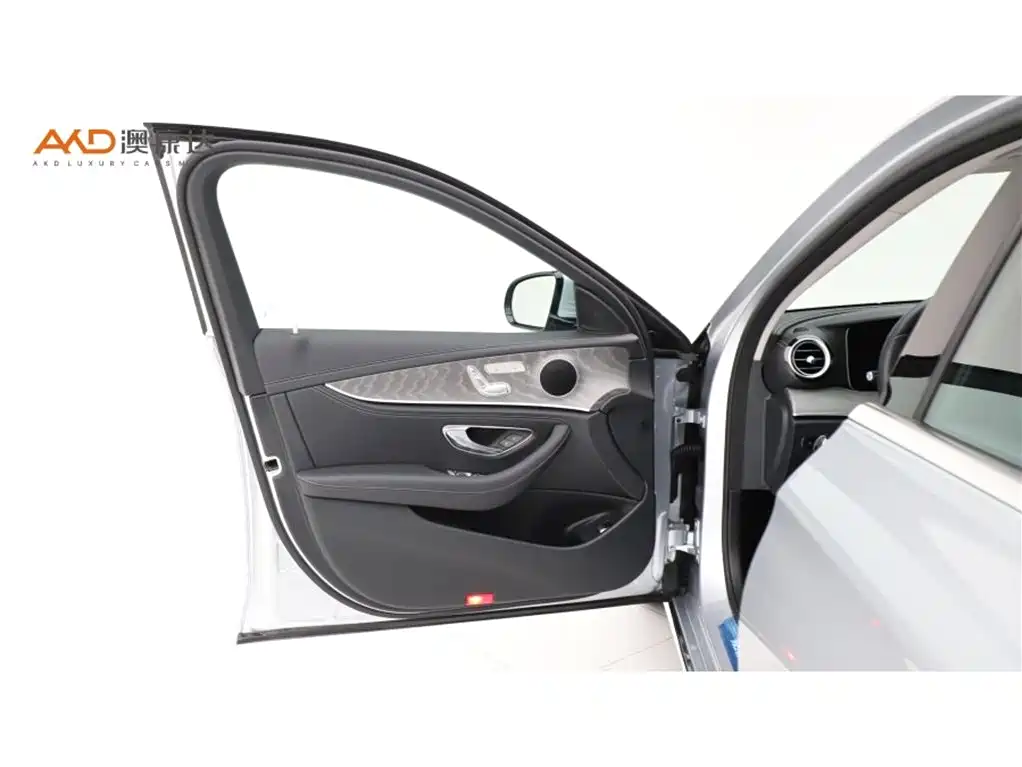 Mercedes-Benz E-Class — миниатюра 10