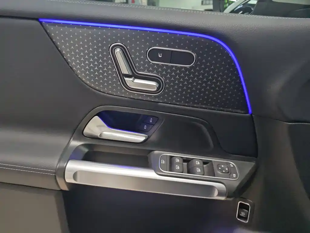 Mercedes-Benz GLB — миниатюра 16
