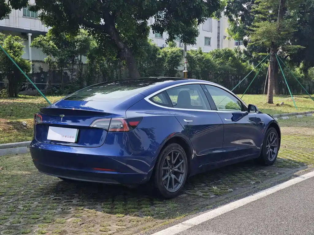 Tesla Model 3 — миниатюра 5
