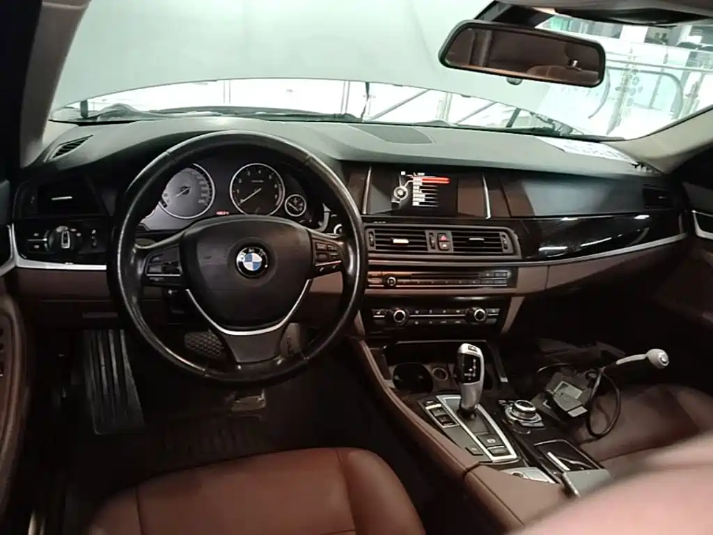BMW 5 Series — миниатюра 10