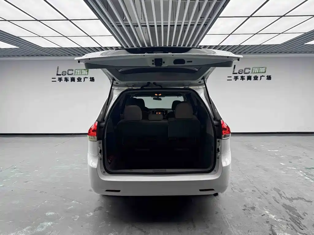 Toyota Sienna — миниатюра 8