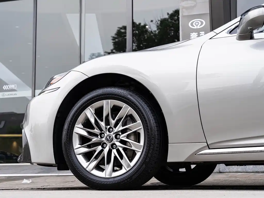 Lexus LS — миниатюра 8