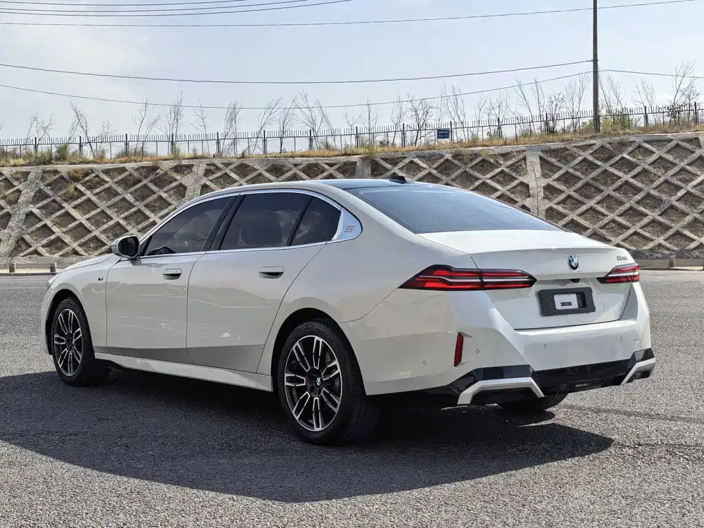 BMW 5 Series — миниатюра 4