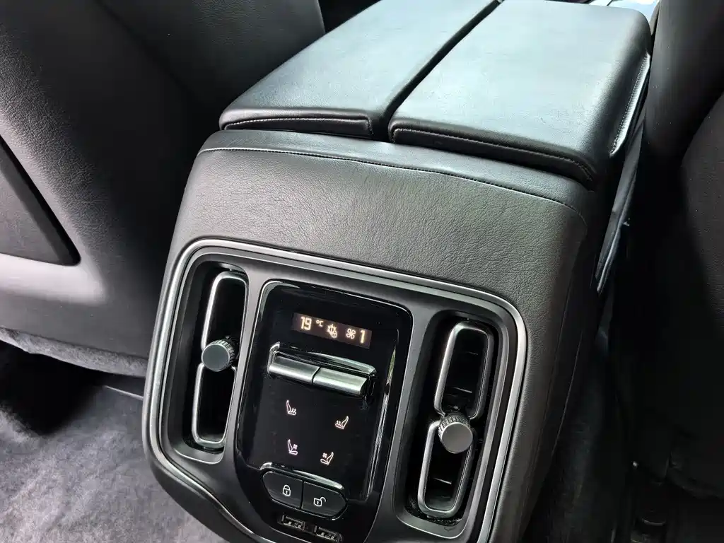 Aston Martin DBX — миниатюра 15