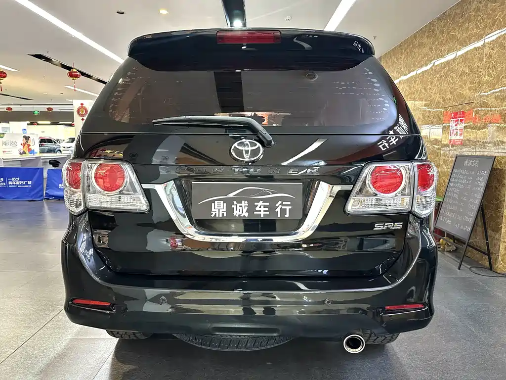 Toyota Fortuner — миниатюра 6